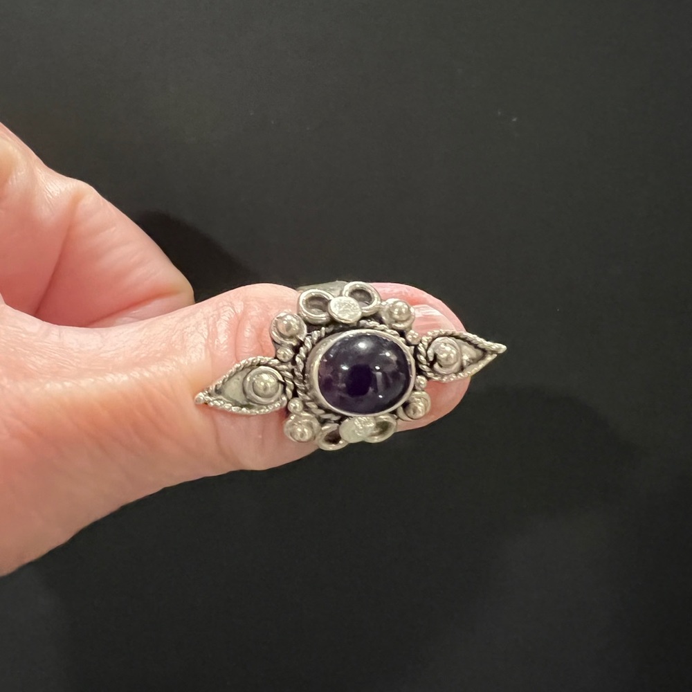 Beautiful silver & amethyst ring. - Picture 2 of 11